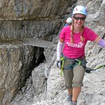 Die meisten Klettersteige rund um die Drei Zinnen verlaufen oft fast waagrecht auf in den Stein gesprengten Felsbändern. | Foto: Monika Huber