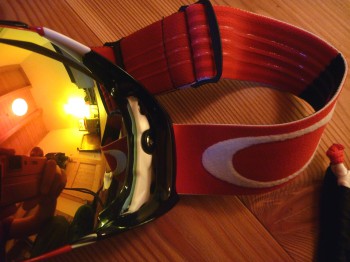 Das robuste Wechselglassystem der Oakley Airbrake - mit gummiertem Band. | Foto: Valentin Sauer