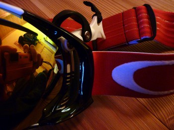 Der einfach bedienbare Verschlussriegel der Oakley Airbrake in geöffnetem Zustand. | Foto: Valentin Sauer