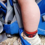 Die Steigbügel der Osprey Poco Premium sind höhenverstellbar und lassen sich wie der Sitz an die Größe des Kindes anpassen.