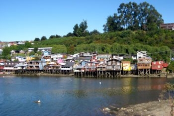 bunte Häuser auf Stelzen am Fluss