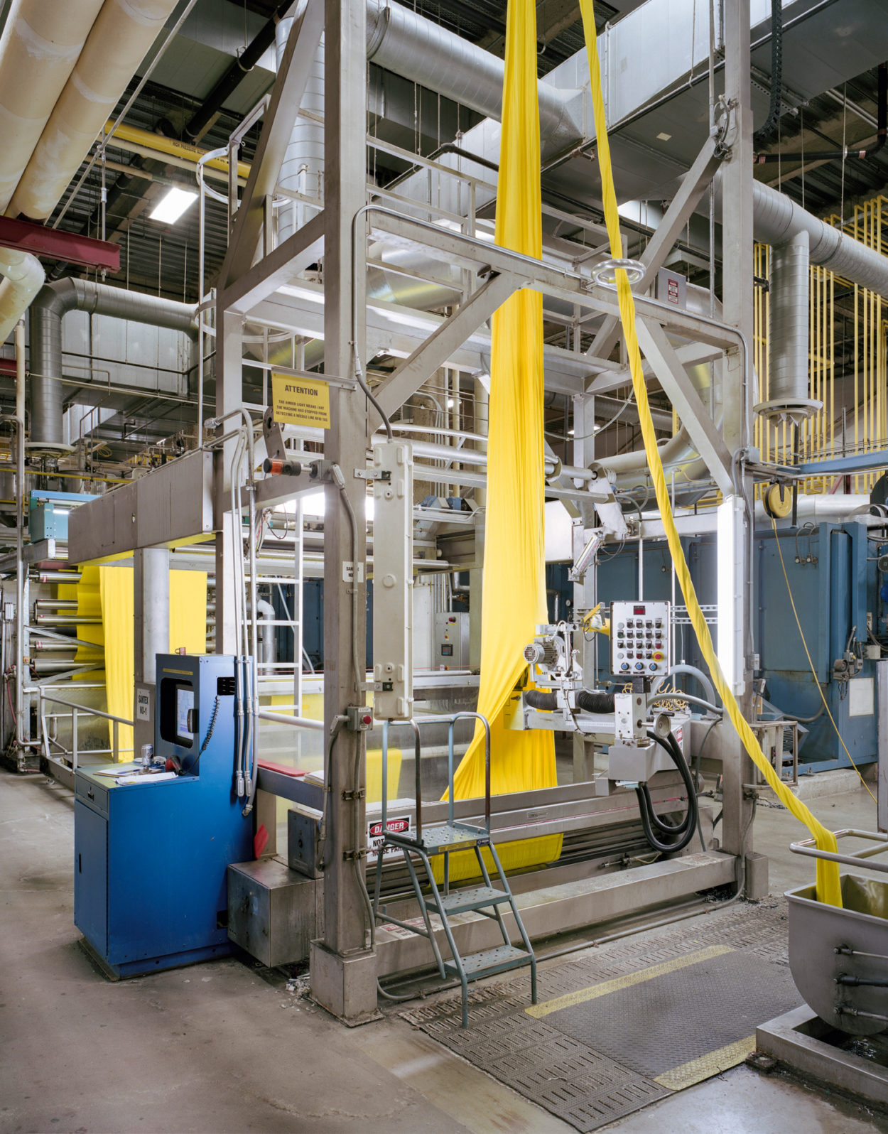 Gelber Polartec-Stoff auf einer Stoffschneidemaschine. | Foto: Polartec/Christopher Payne