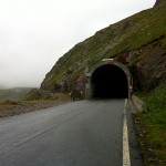 Am Gavia-Tunnel führt die alte Passstraße links vorbei - ein Museum für die einst verunglückten Alpini erwartet uns im Nebel. | Foto: Anke Hoffmann