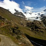 Von der Sonnenterrasse des Rifugio Branca hat man den Forni-Gletscher direkt vor Augen. | Foto: Anke Hoffmann