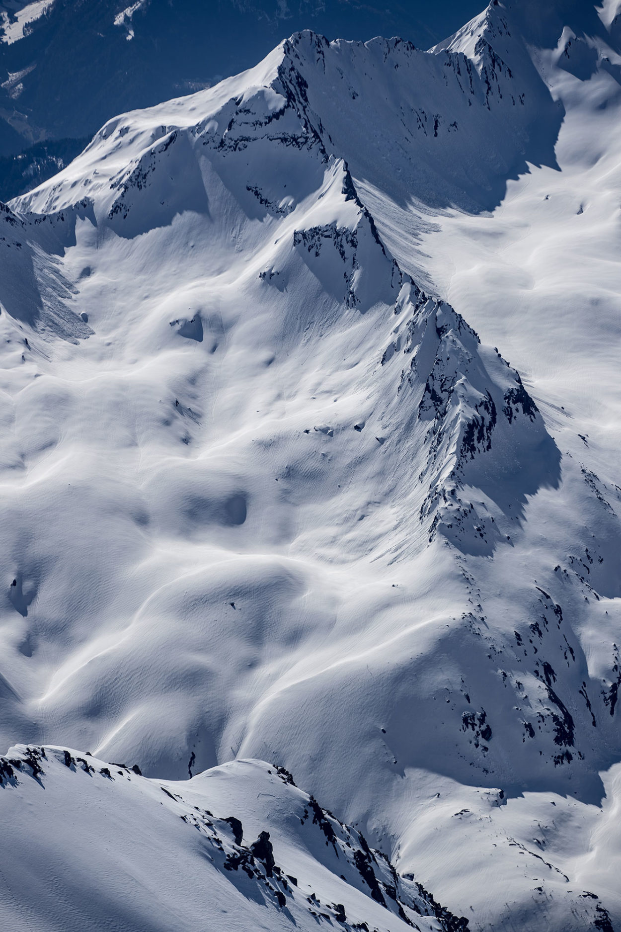 Verschneite Berglandschaft von oben