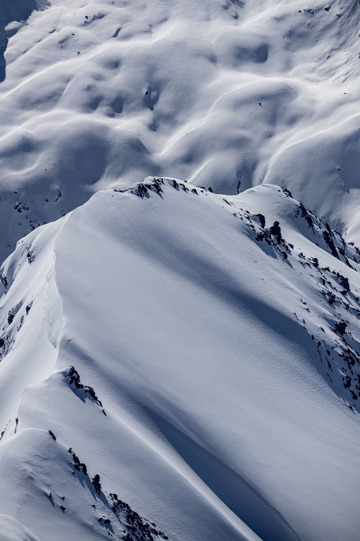 Verschneiter Berggrat von oben