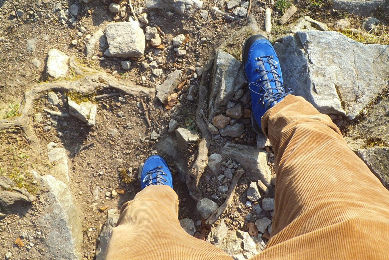 Gute Dämpfung, aber dennoch Gefühl für den Untergrund lässt der Vantage Trekkingstiefel zu. | Foto: Stephan Bernau