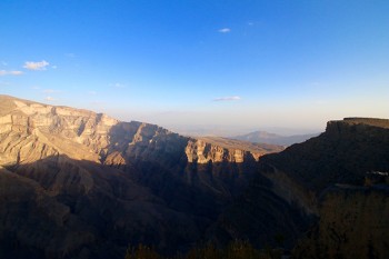 Blick vom Jebal Shams Plateau (auf ca. 2100 Meter) in den "Grand Canyon des Oman". | Foto: Benny Trautmann