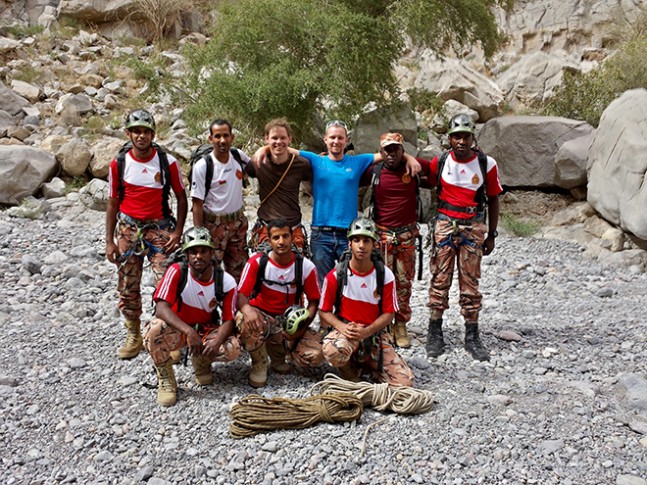 Herzlichkeit und Gastfreundschaft überall, hier mit Benny und Andi und dem Pendant zu den deutschen Gebirgsjägern - das sind alle die es gibt im Oman. | Foto: Mahmud