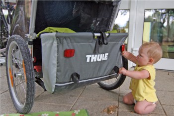 Die Cheftesterin bei der Arbeit. In der Farbgestaltung der Rückansicht sehen wir trotz Reflektoren und Katzenaugen ein Manko. Im Licht-Schatten-Spiel eines Waldes ist der Hänger von hinten schwer zu sehen. | Foto: Judith Hackinger