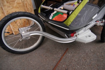 Benutzerfreundlich: Das Stecksystem des Cougar 2 ist selbsterklärend und leichtgängig. Der Kindertransporter ist in wenigen Augenblicken vom Fahrradanhänger zum Jogger umgerüstet. | Foto: Hackinger