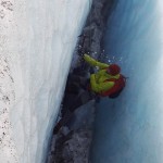 Auch den rauhen Bedingungen einer Spaltenbergungsübung widersteht die Isoaltionsjacke. | Foto: Patrick Ribis
