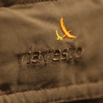 Das robuste, dichte Material trägt sich trotzdem angenehm leicht. | Foto: Eliana Gramer