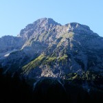 Schon kurz nach dem Start am Parkplatz im Kleinwalsertal haben wir unser Ziel im Blick, den Großen Widderstein. | Foto: Julia Gebauer
