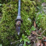 Die Stockspitze bohrt sich präzise in jeden Untergrund. Über dem Teller erkennbar: die Stoßdämpfer. | Foto: Vroni Heidrich