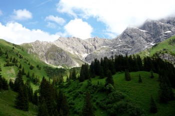 Wild, ruhig und erhaben: Landschaftlich zählt die Tour auf die Rotspitze zu einer der schönsten im Oberallgäu. | Foto: Julia Gebauer