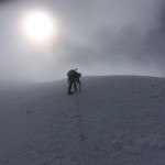 Kampf gegen den Wind bei der Weissmies-Besteigung kurz vor dem Gipfel. | Foto: Ben Weiler