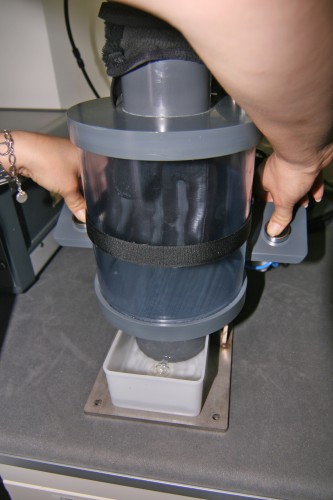 Alles Dicht? Mittels Druckluft (0,14 Bar) wird ein Handschuh über fünf Sekunden aufgepumpt. Über Luftblasen im Wasser lassen sich Undichtigkeiten wie bei einem Fahrradreifen schnell erkennen. | Foto: Judith Hackinger