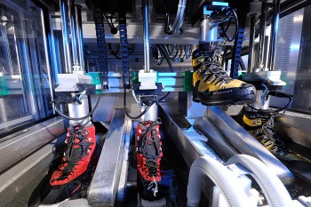 Outdoorschuhe sind im Quality-Flexer beispielsweise 500.000 Schritte „unterwegs“. Über Sensoren wird eindringende Feuchtigkeit erkannt, die Fehlerquelle im Anschluss überprüft. | Foto: W. L. Gore & Associates