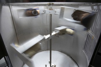 Wesentlicher Vorteil der Zentrifuge: Die getesteten Schuhe werden beim Prüfen nicht beeinträchtigt und könnten – ein positives Ergebnis vorausgesetzt – als Produkte erster Wahl in den Handel gehen. Aus diesem Grund wurde der Test eigens für die Stichproben-Kontrolle von Serienprodukten entwickelt.| Foto: W. L. Gore & Associates