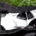 Im Hüftbereich ist die PreCip durch einen Klettverschluss einstellbar. | Foto: Christina Bisanz-Sichert