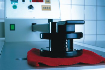 Die Atmungsaktivität wird beim MVTR-Test überprüft. | Foto: W. L. Gore & Associates