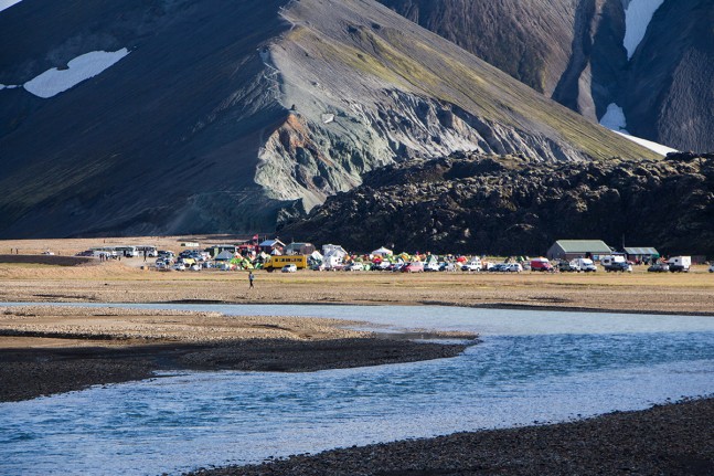 Der Campingplatz Landmannalaugar mitten im gleichnamigen Nationalpark liegt direkt neben einem heißen Fluss. | Foto: J. Wolf