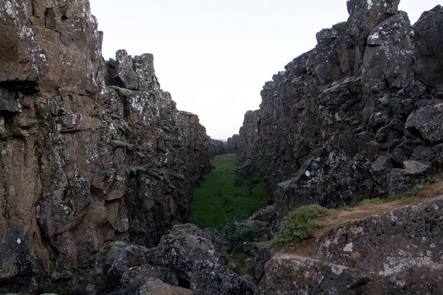 Die Almannagjá, wo die eurasische und die nordamerikanische Kontinentalplatte auseinanderdriften. | Foto: Johannes Wolf