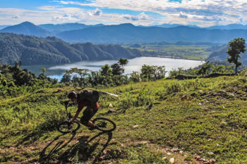 Mountainbiker vor dem See von Pokhara