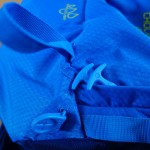 Pickel- und Stockhalterung sowie handliche Reißverschluss-Zipper, die sich gut greifen lassen. | Foto: Jens Oellrich