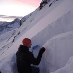 Lukas Ruetz in seinem Element beim Graben eines Schneeprofils. | Foto: Arnold Zimprich