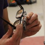 Sicherungsbrillenclip wird auf eine normale Brille aufgesteckt.