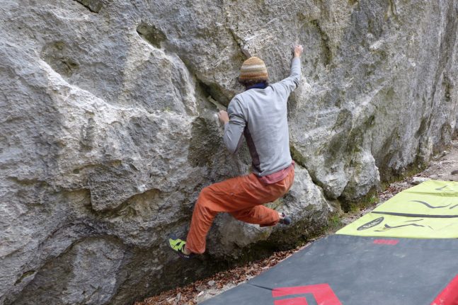 Nein, das ist kein Highball, aber das Mondo darf zu allen Boulderausflügen mit ... | Foto: Stefan Rehm
