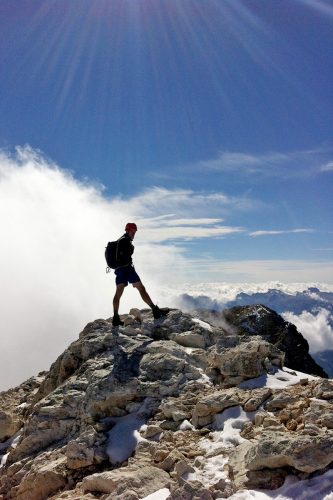 Der Gipfel belohnt mit einem tollen Panorama auf die Dolomiten. | Foto: Basti Fiedler
