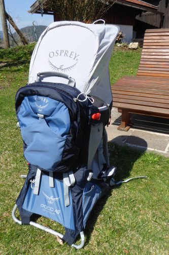 Ausgeklappt wird das Sonnendach einfach an zwei Haken fixiert und stabilisiert so auch die integrierte Regenhülle. | Foto: Hannes Klinge