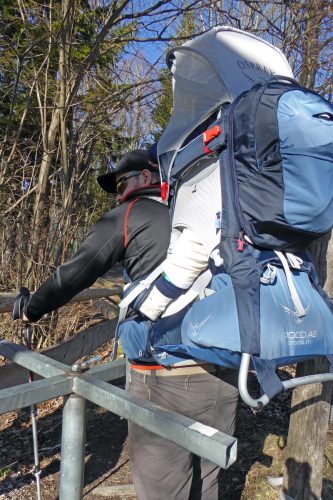 Das geräumige Bodenfach der Poco AG Premium schluckt ordentlich Zuladung. Ist es in Benutzung, kann der Standfuß beim Tragen nicht eingeklappt werden. | Foto: Hannes Klinge
