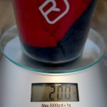 Der Beweis: Mit 200 Gramm ist die Jacke echt ein Fliegengewicht. | Foto: Kathrin Schmohl