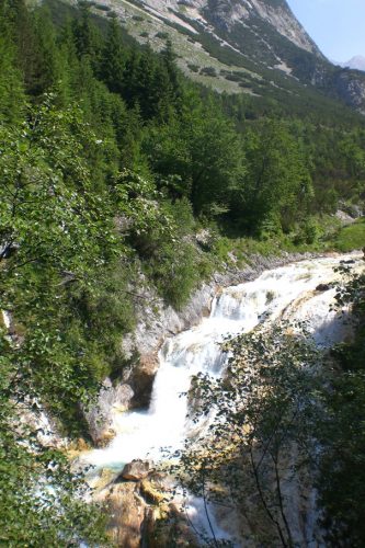 Beim Auf- oder Abstieg zur Pleisenhütte lohnt sich der Umweg über den Karwendelsteg. | Foto: Arnold Zimprich