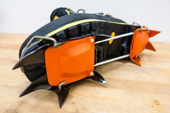 Das Petzl Irvis Hybrid ist auch für Bergstiefel geeignet - bei stärker gekrümmten Sohlen sitzt es allerdings recht asymmetrisch. | Foto: Franz Mösbauer