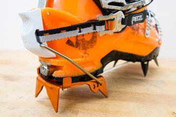 Fester Sitz auch bei Skitourenschuhen. Der Kipphebel an der Ferse lässt sich an verschieden hohe Sohlenränder anpassen. | Foto: Franz Mösbauer