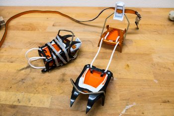 Dank des Verbindunsstegs aus Cord-Tec lässt sich das Steigeisen sehr klein verpacken. | Foto: Franz Mösbauer