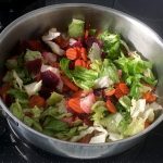 Alle Farben der Ampel sollten enthalten sein in so einem Salat. Na gut, gelb fehlt, aber das Orange ist auch nah dran. Grüner Salat alleine liefert nicht alle wichtigen Nährstoffe. | Foto: Chris Münch