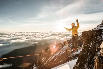 Stephan Sigrist hat sich mit den Jahren zu einem Slacklining-Experten entwickelt. | Foto: Thomas Senf