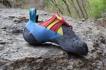 Durch die asymmetrische Schnürung ist auf der Innenseite beim Felskontakt nicht im Weg. | Foto: Martin Tekles