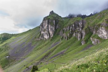 Unterhalb des Höch Nossen führt der Pfad entlang des Hanges hinauf zum Chinzig-Kulm auf 2073 m.ü.M. | Foto: Marco Peter