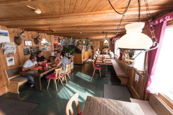 Das heimelige Sääli im Berggasthaus lädt nach ausgiebigem Wandern zum Verweilen ein. | Foto: Marco Peter