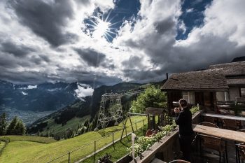 Die Terrasse offenbart einen grossartigen Blick auf die umliegenden Alpen und hinunter auf die Hauptstadt des Kantons Uri, Altdorf. | Foto: Marco Peter