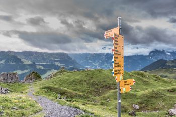 Der Schächentaler Höhenweg ist sehr gut beschildert. | Foto: Marco Peter