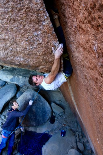 Erste Erfahrungen in der Risskletterei. | Foto: Fabi Hagenauer