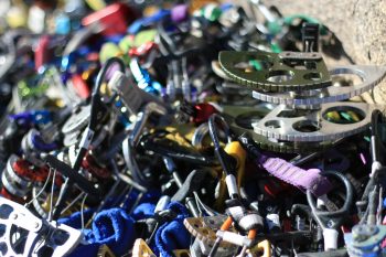 Zum Tradklettern ist einiges an Equipment erforderlich. | Foto: Fabi Hagenauer